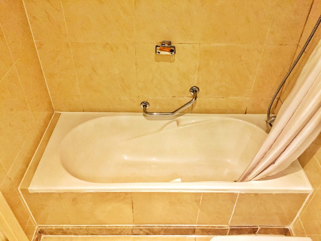 Hilton Abu Dhabi bathtub
